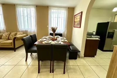 Image de *Entire house/5 rooms/6 beds/2. 5 bathrooms/2 garages