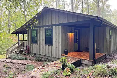 Image de New! The Cottage at Whispering Falls: Luxury & Privacy, hot tub, King beds