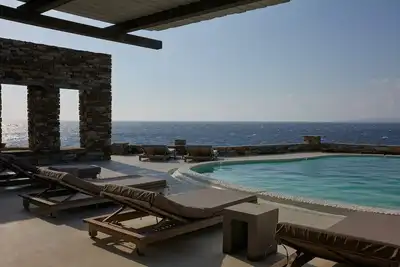 Image de 5 bedroom villa with pool, sunset views, direct access to the sea