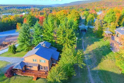 Image de Whisper Haven - Newly Renovated Ski-In/Out House w/Hot Tub on Winterset Trail! !