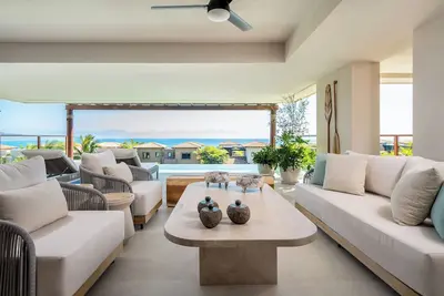 Image de Condo Amari: Sophisticated Oceanview Luxury.