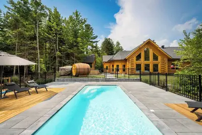 Image de Chalet White Rabbit au Lac Fiddler avec spa, sauna et piscine privée