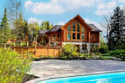 Image de Chalet Golden Bear au Lac Fiddler avec spa, sauna et piscine privée