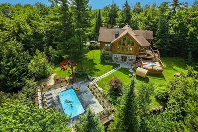 Image de Chalet Red Deer au Lac Fiddler avec spa, sauna et piscine privée
