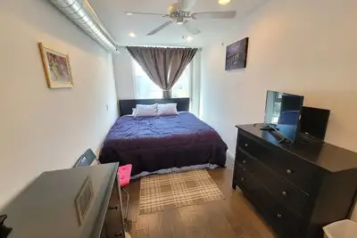 Image de Room with Queen Sized Bed and Free Street parking in Center City!