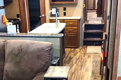 Image de Cozy Rv in Enchanting Silver Springs with WiFi, Ac, Tv, fire pit & horse stable