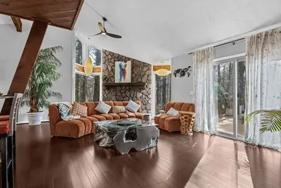 Image de Massive home in a great area!