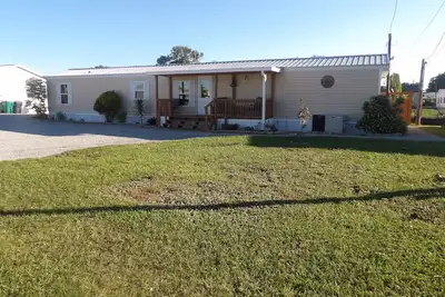 Image de Shadow's Oasis, Tropical Cozy 2/2 w/ Pool, Sundeck & Fishing in your own space!