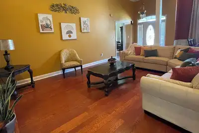 Image de Bright & cozy 3 bedroom home minutes from theme parks and many dining options.