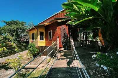 Image de HoneyComb Cabin, two bedroom unique loft cabin, in a lush tranquil setting!