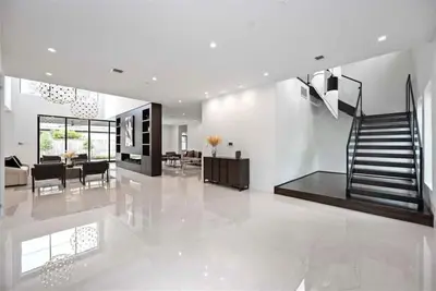 Image de Luxury Haven: Poolside Paradise in Downtown Miami