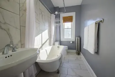 Image de Artsy 2-bedroom apartment in Providence's West End