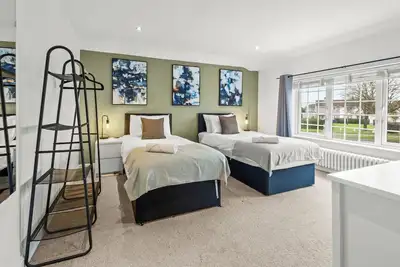 Image de 3 Spacious Twin Bedrooms, Games room, 6 Mins from M1