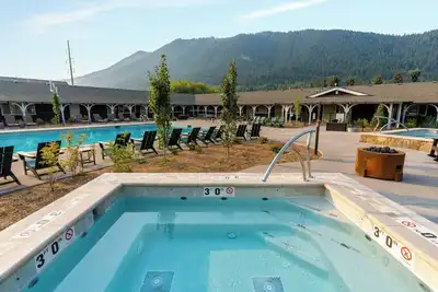 Image de Retro Lodge with Fire Pits, Saloon & All-Year Heated Pool Near Jackson Hole