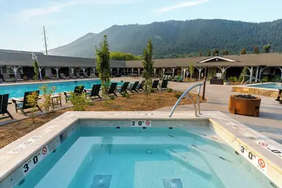 Image de Retro Lodge w/ Social Courtyard & Hot Tub – Close to Jackson Hole Adventures