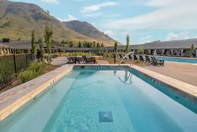 Image de 2 Rooms: Retro Lodge w/ Heated Pool & Fire Pits in Jackson Hole