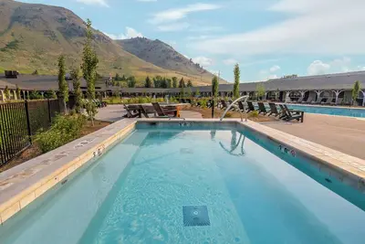 Image de Relax in 3 Spacious Rooms: Retro Lodge w/ Fire Pits & All-Year Pool