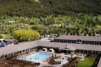 Image de Retro Lodge Perfect for Families w/ Fire Pits in J