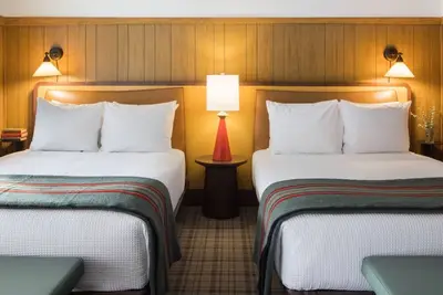 Image de Comfort and Convenience! 2 Comfortable Units, Onsite Pool, Free Parking