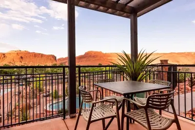 Image de Relax in Elegance: Indulge in Luxe Stay, Pool, Hot Tub, and Delicious Breakfast!