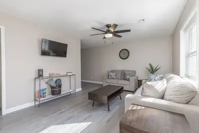 Image de Charming Renovated 2 Bedroom Townhome Less Than 10 mins from Flw Main Gate