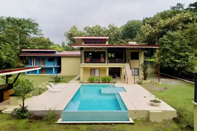 Image de New Spacious luxury home with creek access - WiFi / pool! with WiFi, Ac