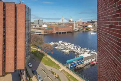 Image de Comfy Boston Stay w/ On-Site ArtBar Dining & Beautiful Charles River Views