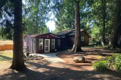 Image de Cozy Cobble Hill cottage-one bedroom detached private suite.