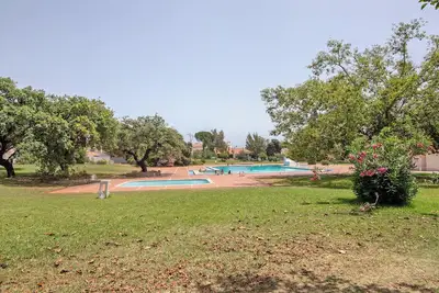 Image de Appartement 'Stunning Modern In Oura' avec piscine partagée, Wi-Fi et climatisation