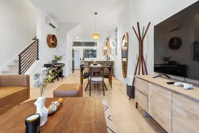 Image de Luxe Central Home with Views & Rooftop