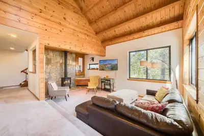 Image de Dwell at Tahoe Donner by Tahoe Getaways - Private Sauna + Hoa Amenities!