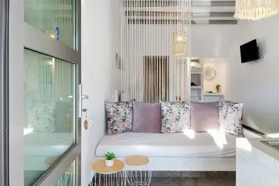 Image de Studio 'Calm Suites Kythnos 1' avec vue sur mer, Wi-Fi et climatisation