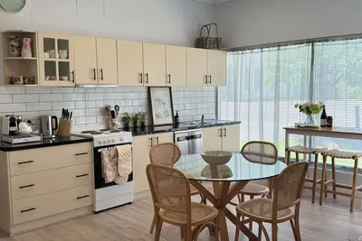 Image de Main street accommodation near the Murray River and wineries!