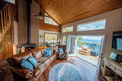 Image de 3br, 2ba, stunning mtn view, jacuzzi, dry sauna, fire pit, wood burning stove