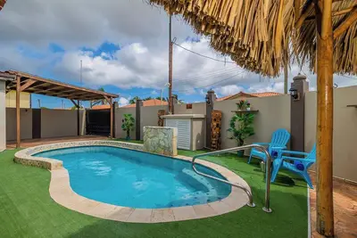 Image de Urban 5br Private Pool Getaway 10 min->Bch