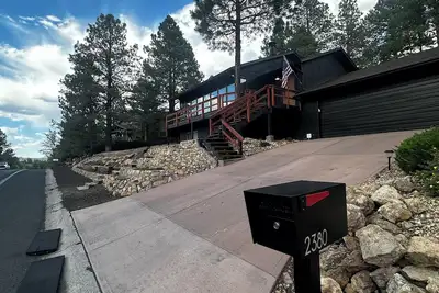 Image de \nModern Retreat in Continental Country Club with Ac