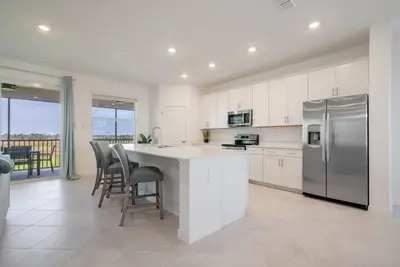 Image de Brand New Top Floor Coach home w\/ 2 Car Garage & Golf Membership in Wellen Park