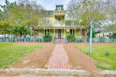 Image de Ornate Victorian Home w/ Courtyard & Fire Pit!