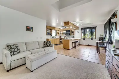 Image de 4 Mi to Beach: Keaau Retreat w/ Relaxing Porch!