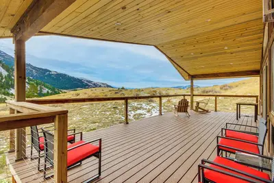 Image de < 1 Mi to Chico Hot Springs: Mtn-View Hideaway!