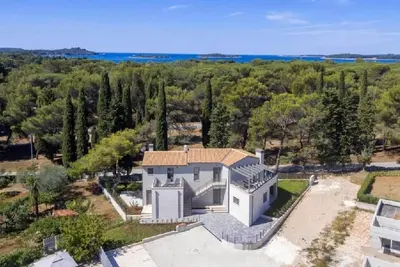 Image de Spacious 3 bedroom holiday apartment in village Valbandon, close to the beach