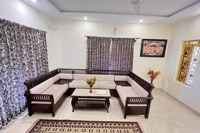 Image de Overlooking a lake. Nestled amidst lush greenery and far from the hustle of town