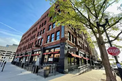 Image de A historic 1, 000 square foot Atrium loft in the heart of the Old Market