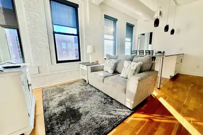 Image de A historic 1, 000 square foot loft in the heart of the Old Market with Howard Street view