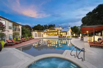 Image de 2 bd 2 ba Stylish Oasis! Minutes 2 downtown with pool, hot tub, & free parking!