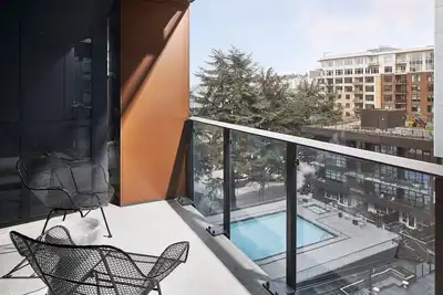 Image de Accessible King Studio w/ Kitchen, Laundry & Resort Amenities in Seattle!
