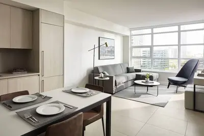 Image de Accessible Luxury in Seattle: King Suite, Full Kitchen, Pools & Hotel Amenities!