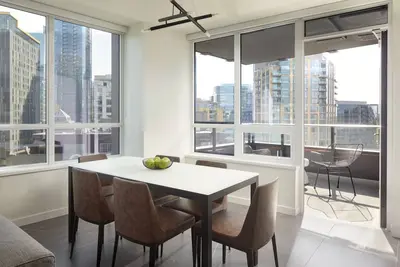 Image de Luxury 2-Br Ada Suite w/ Pools, Gym, Gourmet Kitchen & Prime Seattle Location!