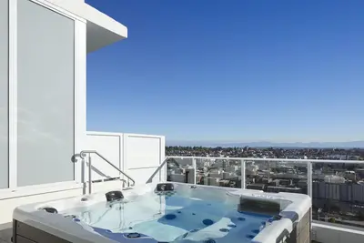 Image de Luxurious Cascades Penthouse: Stunning Views & Exclusive Amenities Await You