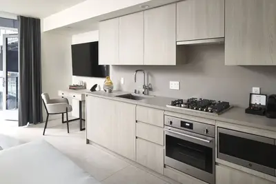 Image de Luxury Studio Suite in South Lake Union: King Bed, Full Kitchen & Pool Access